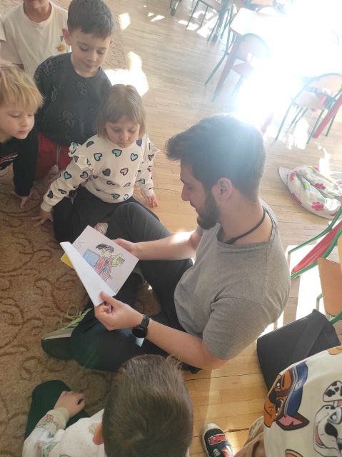 Pan informatyk z prezentem