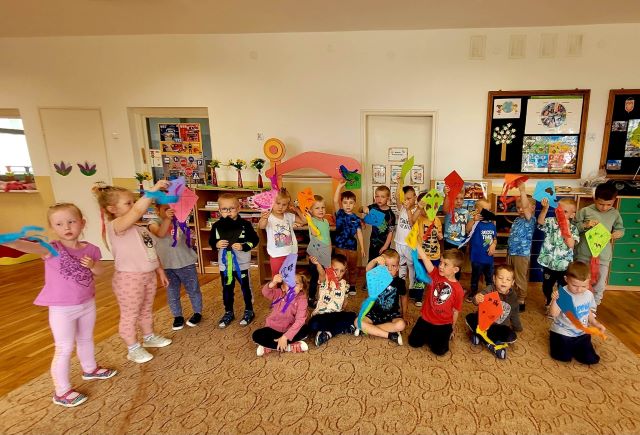 dzieci stoja z latawcami