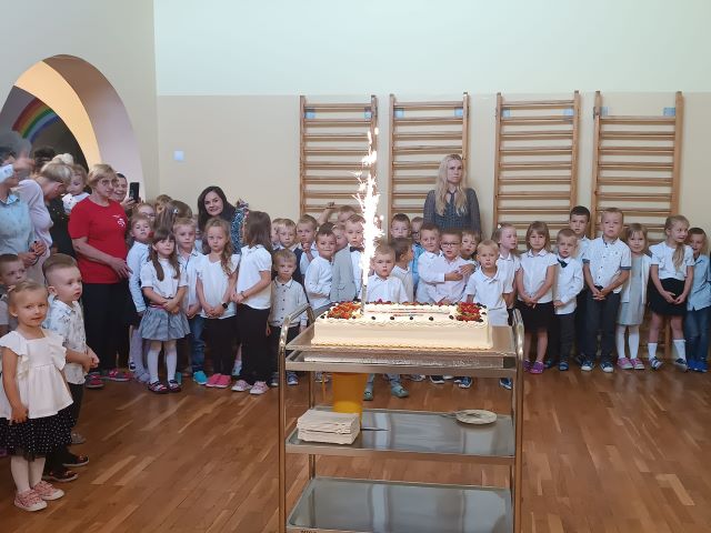dzieci z tortem na sli gimnastycznej