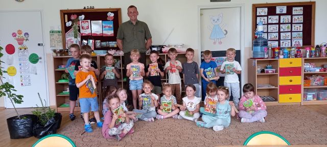 dzieci stoja z lesniczym