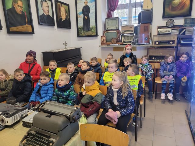 dzieci siedza na krzeslach 