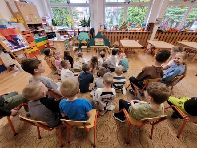 dzieci oglądaja teatr