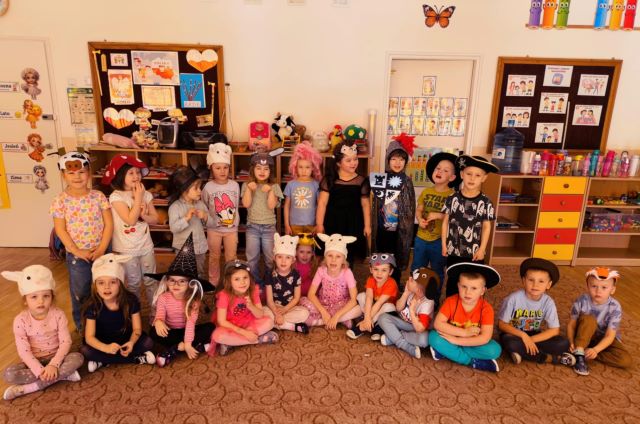 dzieci przebrani w rózne stroje