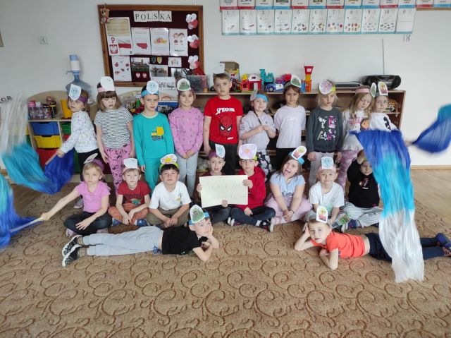 dzieci siedza na dywanie