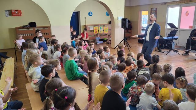 Pan Pozytywka trzyma rece w górze