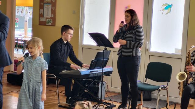 pani spiewa z dziewczynka