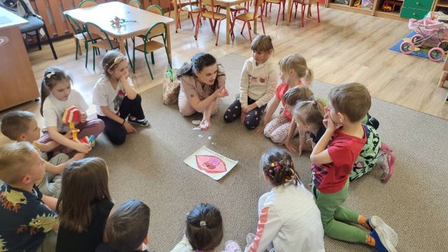 asytentak pokazuje bialego zabka