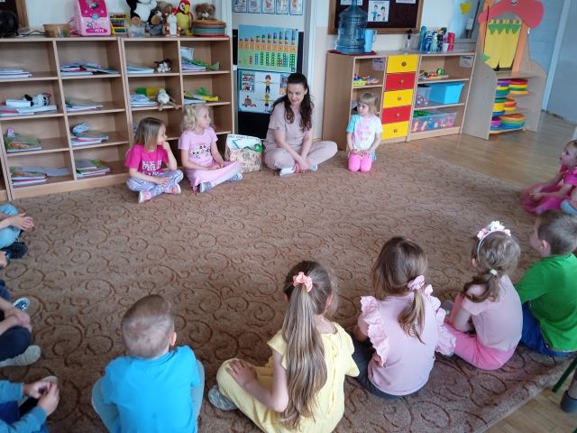 dzieci siedza po turecku