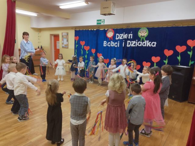 dzieci machaja wstazkami