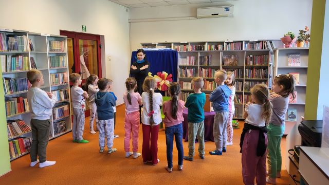 dzieci krzyzuja rece