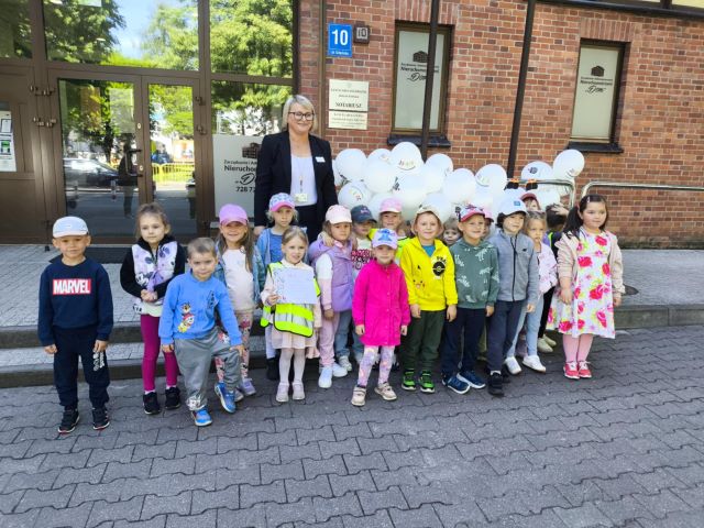 dzieci przed bankiem