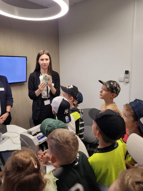 pani pokazuje banknoty