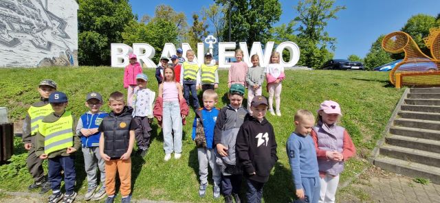 dzieci stoja przy napisie Braniewo