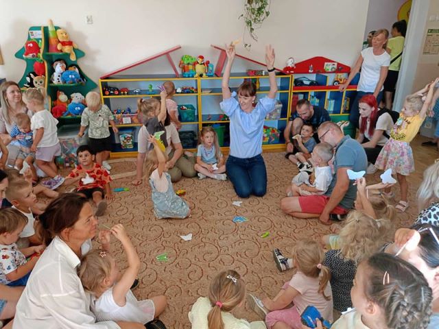 dzieci i zabawy na dywanie