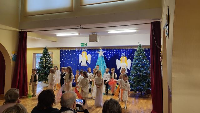 dzieci tancza z wstazkami