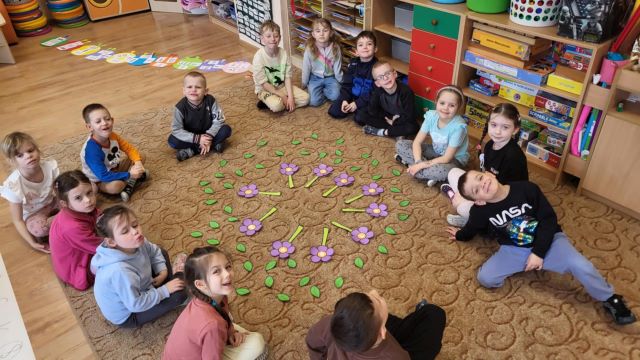 dzieci licza kwiatki na podlodze