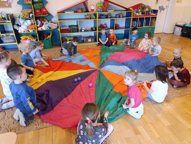 dzieci siedza na chuscie i licza