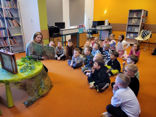 dzieci słuchają opowiesci o zabach 