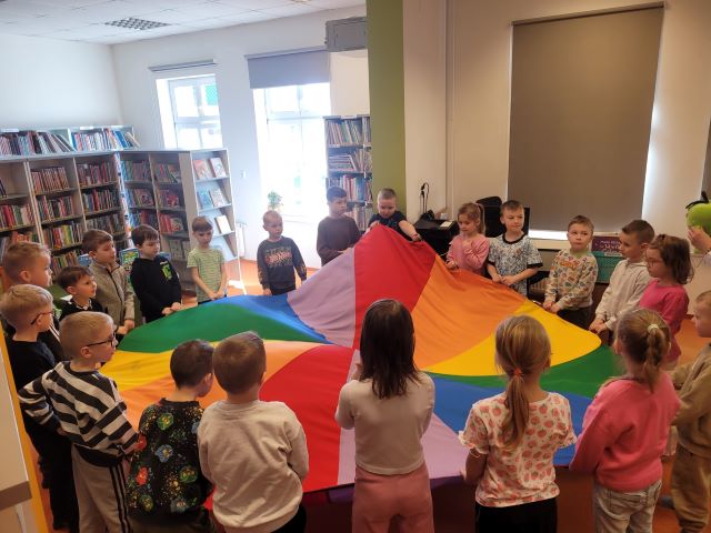 dzieci trzymaja chuste