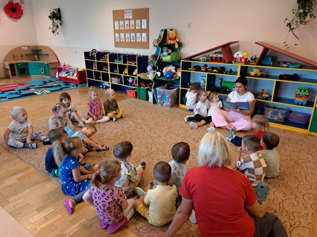 przedszkolaki sluchaja ksiazki czytanej przez mame Rozalki