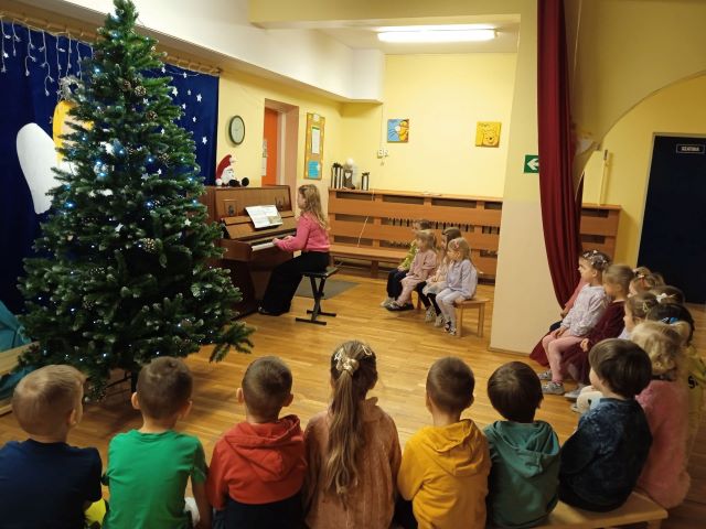 dzieci sluchaj grania na pianinie
