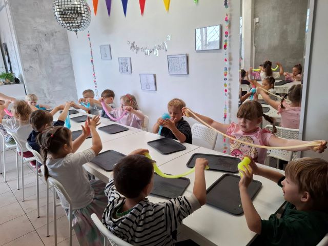 dzieci rozciagaja mase