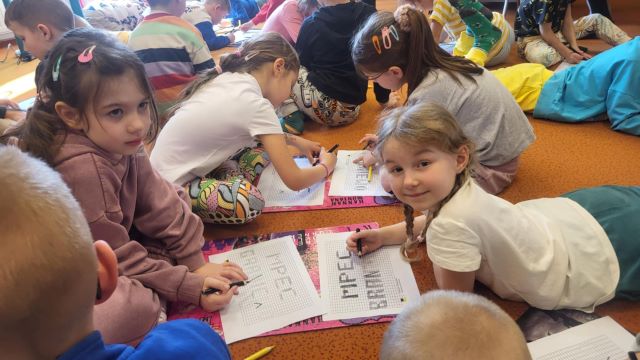 dzieci koloruja kolorowanki