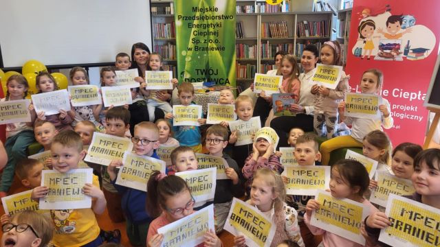 dzieci z kartkami z napisem Mpec Braniewo