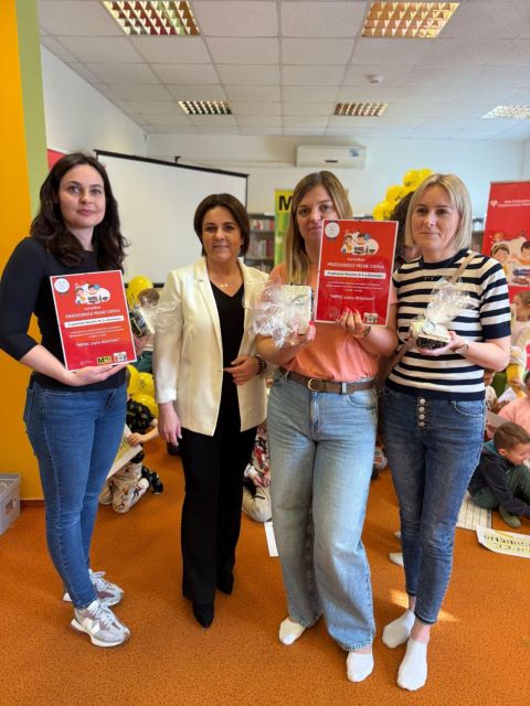 panie stoja z dyplomami