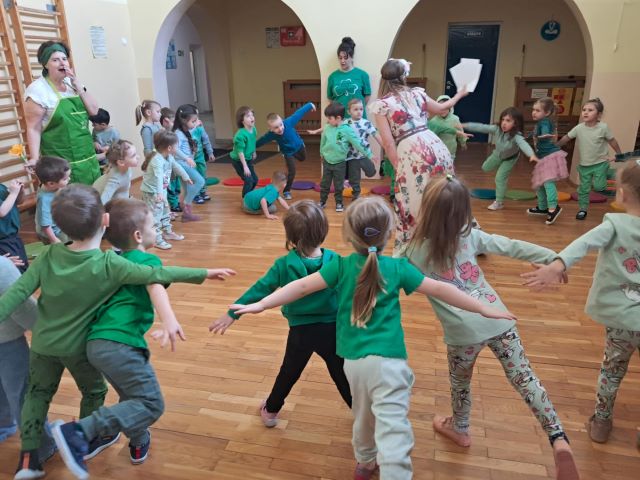 dzieci stoja na jednej nodze