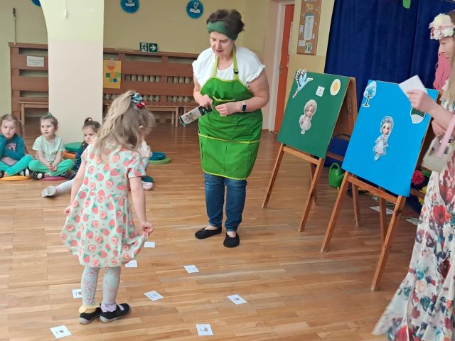 dziewczynk szuka obrazka