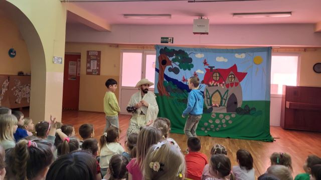 chlopcy wyszli na scene do aktora