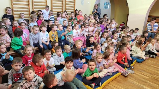 dzieci siedza na widowni