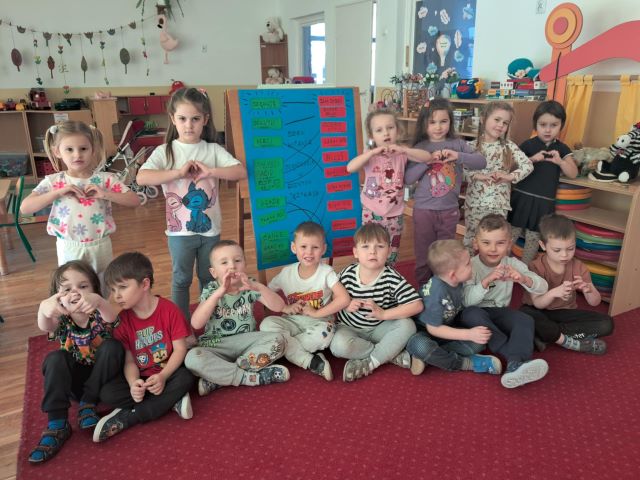 dzieci pokazuja serduszka