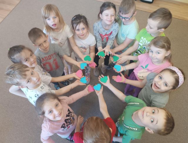 dzieci trzymaja serca