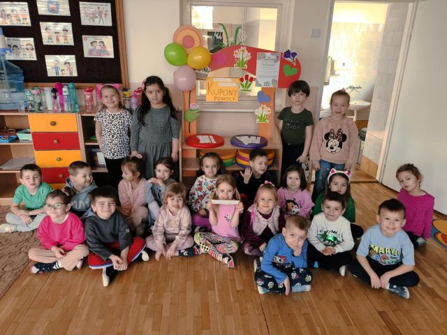 dzieci z kuponami zyczliwosci