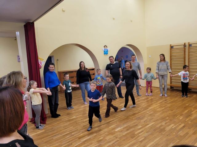 dzieci chodzą po sali