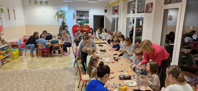 dzieci robi prezenty dla dziadkow z rodzicami