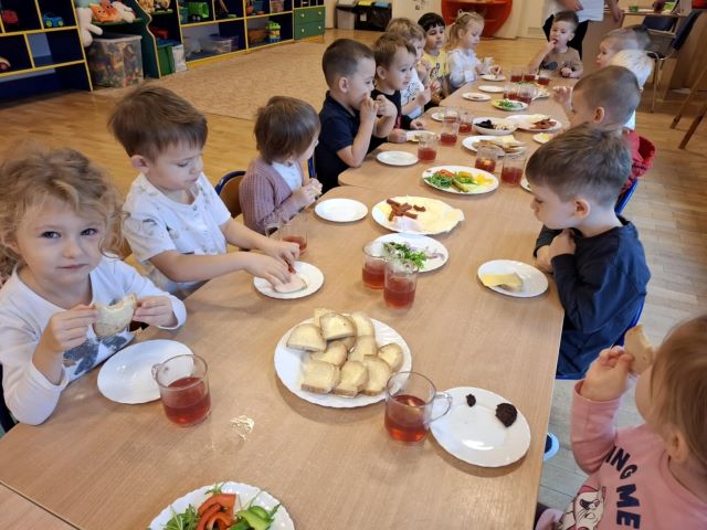 dzieci siedzą przy stoliku