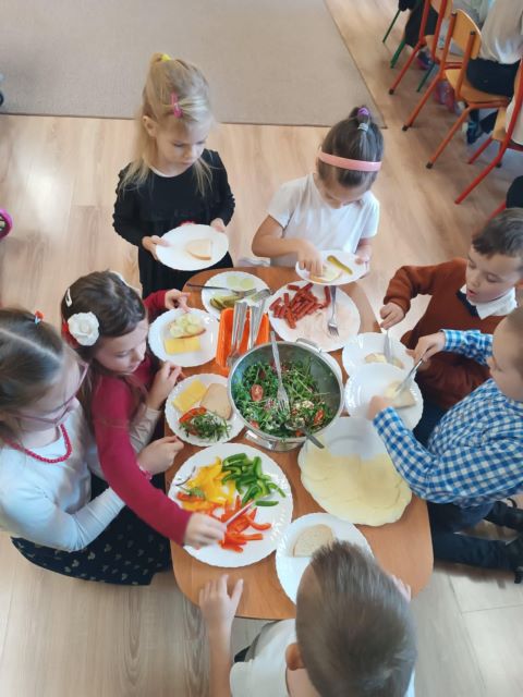 dzieci wybieraja produkty na kanapki