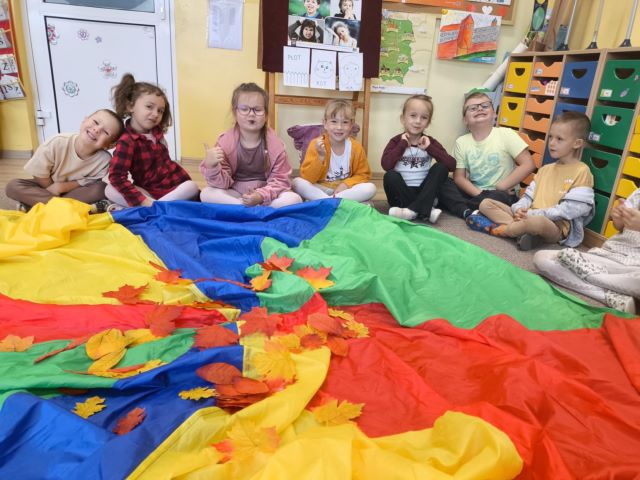 dzieci trzymaja chuste