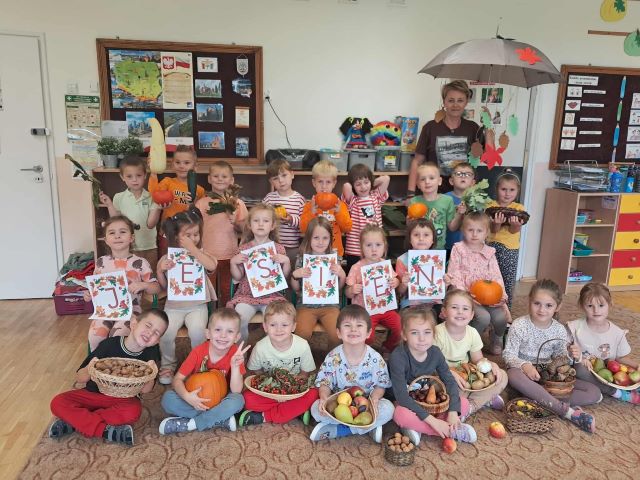 dzieci z darami jesieni