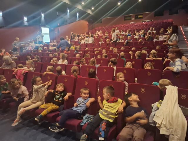 dzieci siedza na widowni