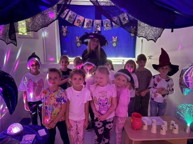 dzieci stoją w pokoju