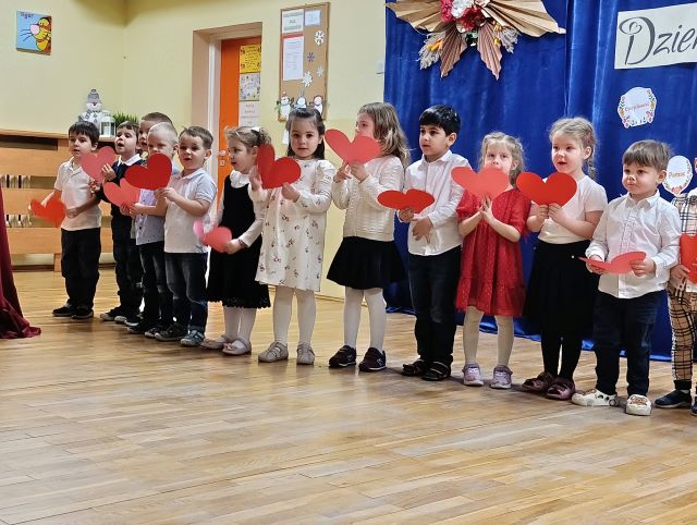 dzieci trzymaja serca