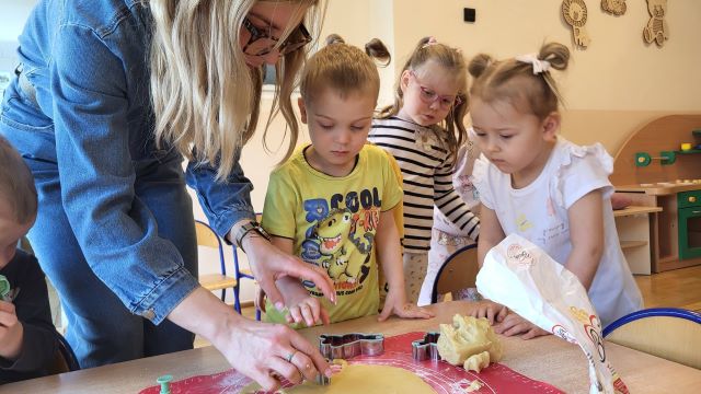 mama wyciska foremkami ksztalty