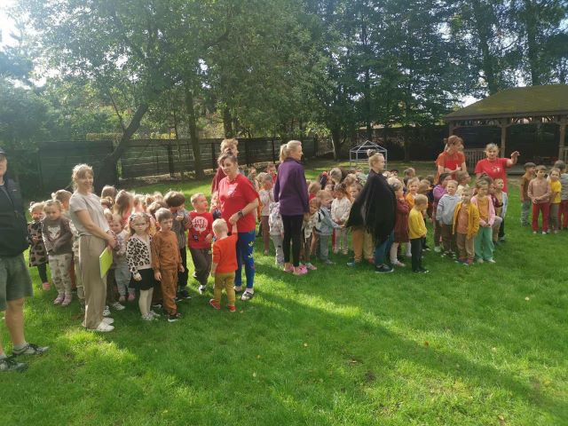 dzieci na placu przedszkolnym