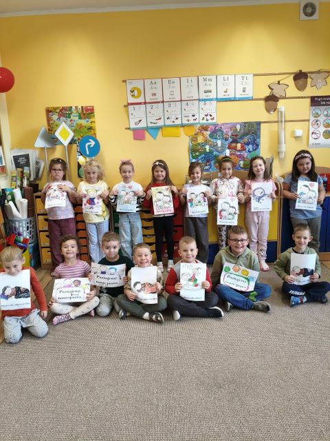 dzieci trzymaja katki z prawami dziecka