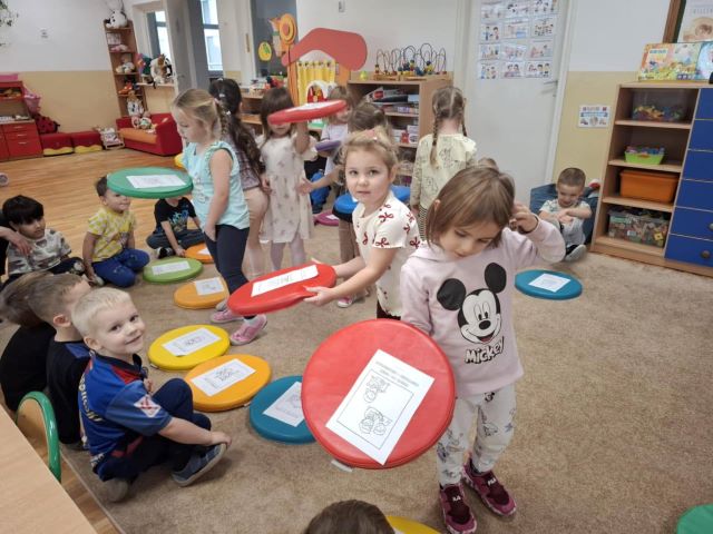 dziecko podnosi kołeczko