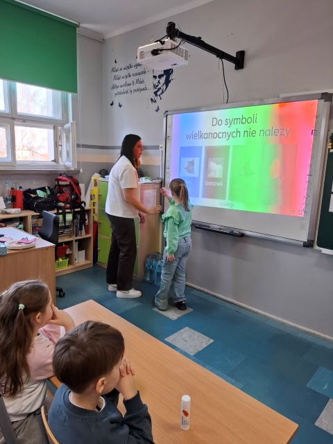 dziewczynka przy tablicy